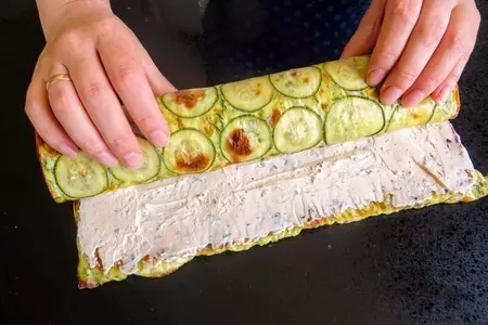 Закусочный рулет из кабачка и ряженки