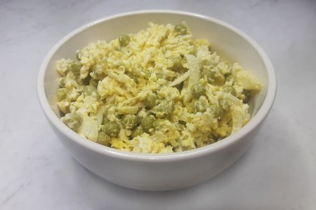 Фото к рецепту: Салат "чайка" с сыром, яйцом и горошком