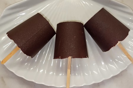 Фото к рецепту: Домашнее мороженое пломбир в шоколаде