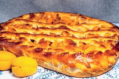 Дрожжевой пирог с абрикосами на кефире