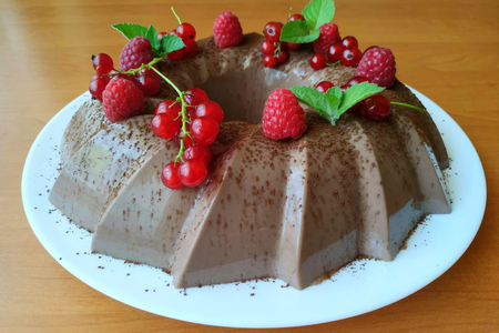 Шоколадный десерт из ряженки, с ягодами 