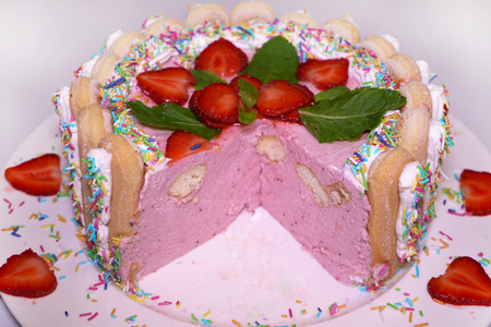Фото к рецепту: Клубничный торт-суфле без выпечки