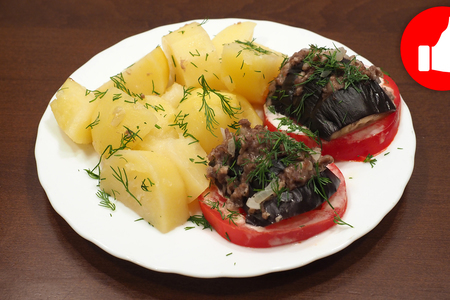 Фото к рецепту: Баклажаны с фаршем и картошкой