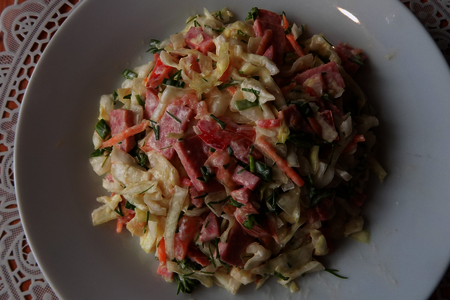 Быстрый салат из свежей капусты с помидорами и полукопченой колбасой