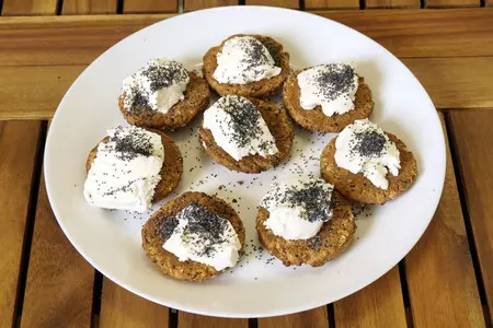 Мороженое пирожное с маком и печеньем