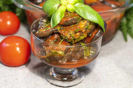 Фото к рецепту: Закуска из жареных баклажанов с зеленью в томатном соусе