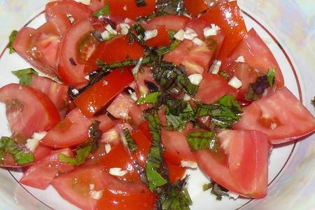 Фото к рецепту: Салат помидоры с базиликом