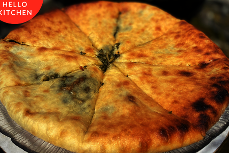Фото к рецепту: Осетинский пирог с сыром и свекольными листьями цахараджын