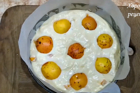 Фото к рецепту: Домашний мягкий пирог с абрикосами