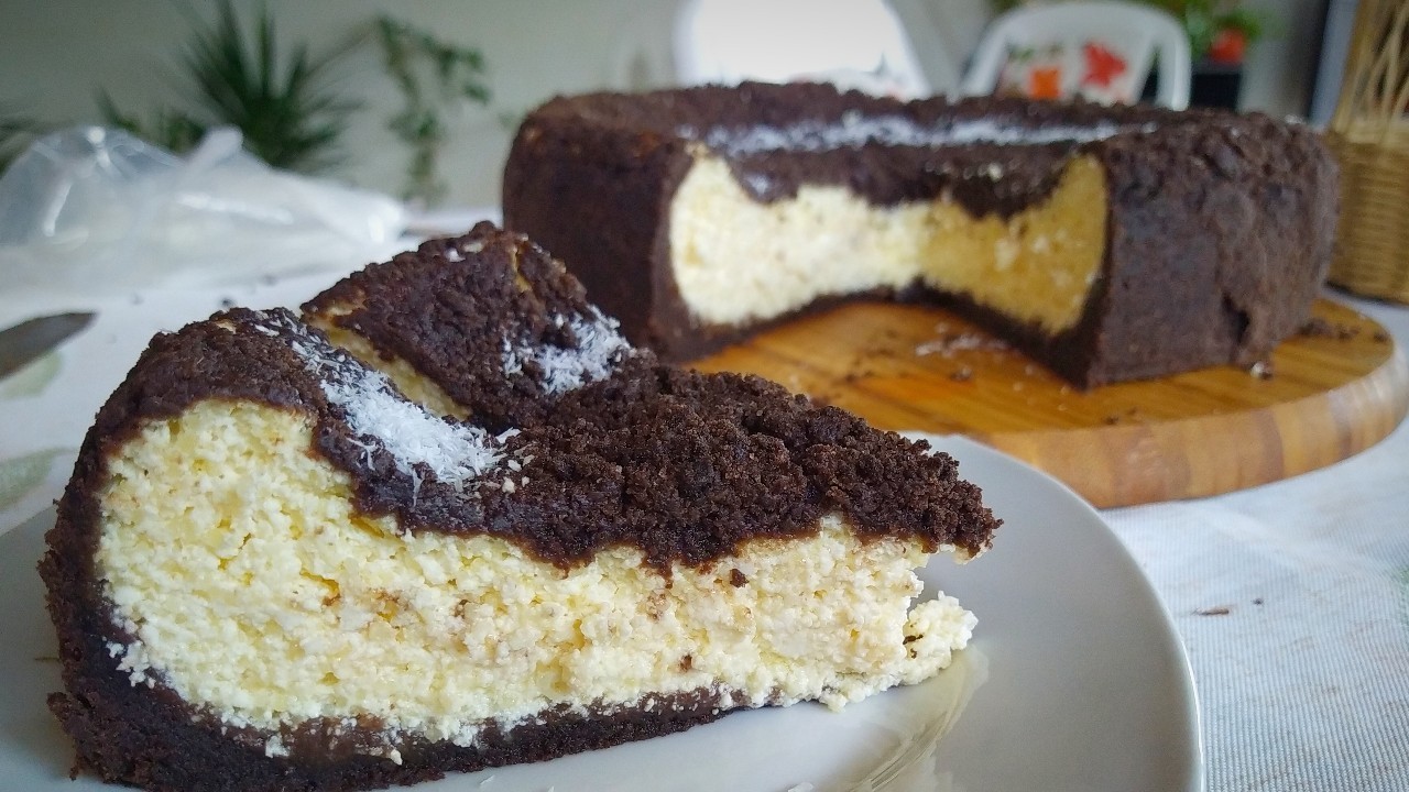 Белькович шоколадно творожный пирог. Шоколадный пирог с творожными шариками. Слои шоколадно творожный.
