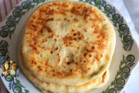 Фото к рецепту: Кефирные лепёшки с сыром и зеленью на сковороде, без дрожжей
