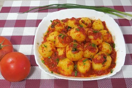 Фото к рецепту: Гарнир из пикантного картофеля в томате