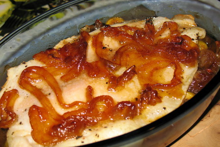 Фото к рецепту: Рыбка на карамелизированном луке