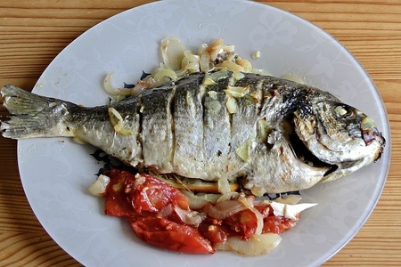 Рыба дорада в духовке запеченная с овощами в фольге