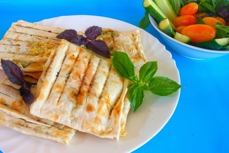 Фото к рецепту: Закуска из лаваша с сыром