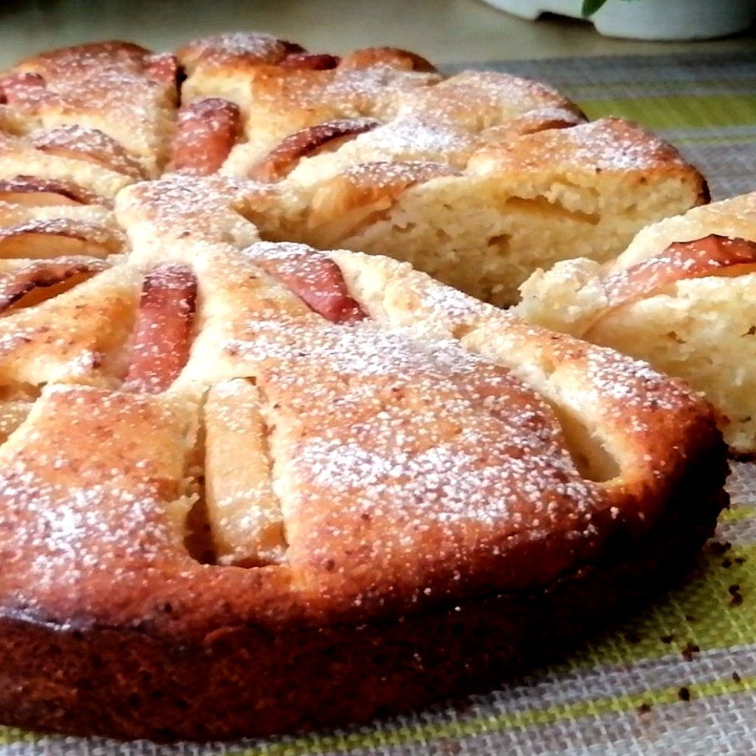 Шарлотка с творогом и яблоками