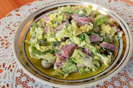 Салат из савойской капусты с горохом и колбасой