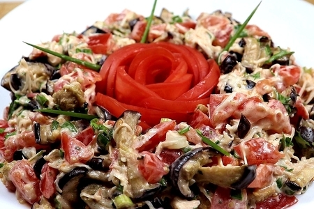 Фото к рецепту: Салат с печеными баклажанами и пармезаном