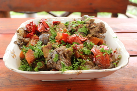 Фото к рецепту: Говядина томленая с овощами и грибами еринги в чугунке, тушеное мясо