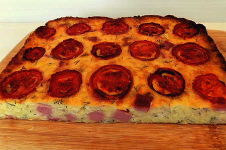Фото к рецепту: Пирог из кабачка с колбасой и помидорами