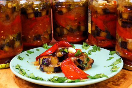 Фото к рецепту: Баклажаны консервированные по-кавказски с овощами