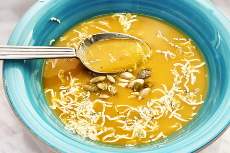 Фото к рецепту: Тыквенный суп-пюре с сыром 