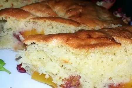 Бисквит с персиками