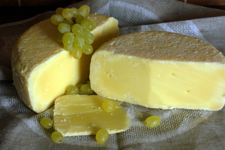 Фото к рецепту: Сыр сбринц, рецепт швейцарского сыра