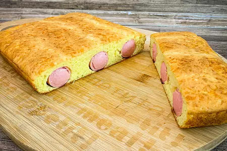 Пирог с сосисками на сырном тесте