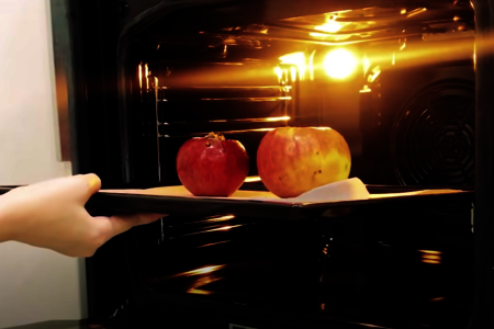 Фото к рецепту: Запеченные яблоки с черносливом