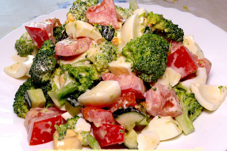 Фото к рецепту: Салат с капустой брокколи