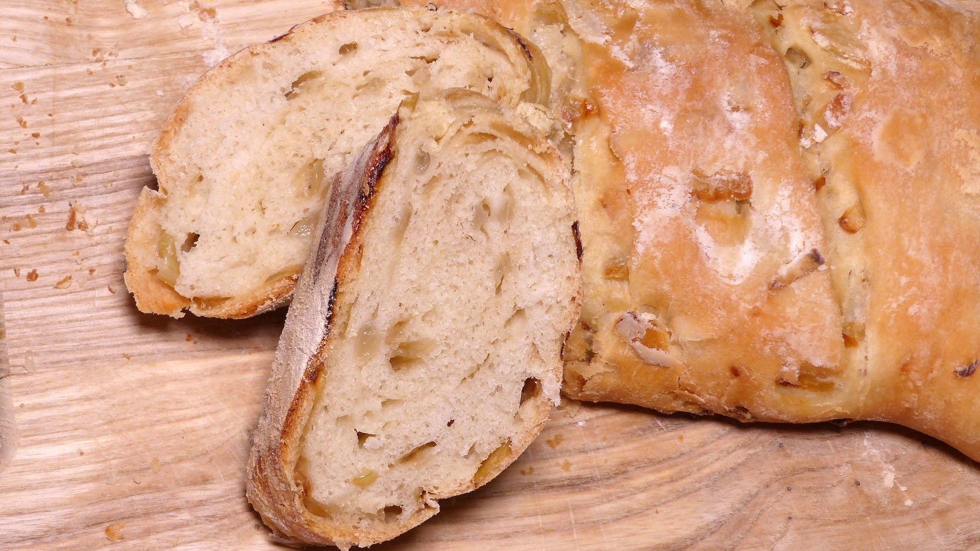 Хлеб с луком на сковороде рецепт. Домашний луковый хлеб. Итальянский луковый хлеб. Хлеб с луком. Луковый хлеб фото.