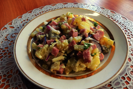 Картофельный салат с солеными огурцами и сосисками