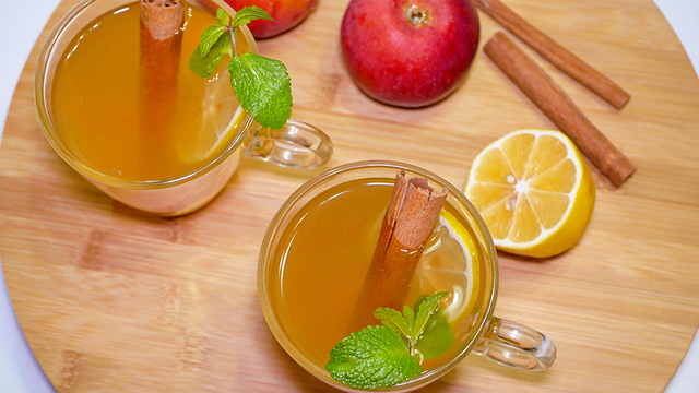 Фото к рецепту: Глинтвейн из белого вина с яблоком, лимоном, коньяком и корицей