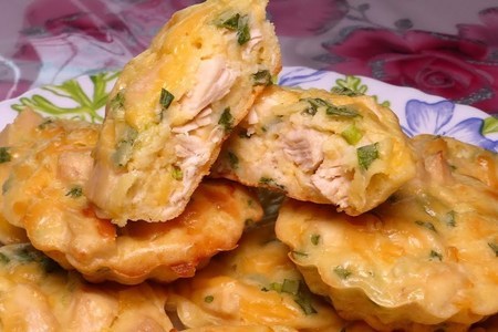 Фото к рецепту: Маффины с куриной грудкой и сыром