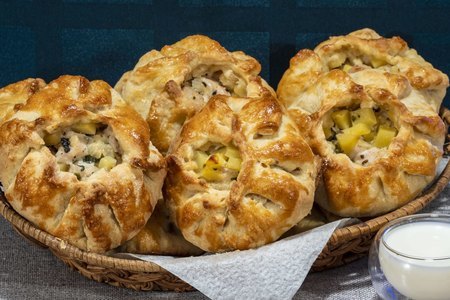 Курники с курицей и картошкой из слоеного теста в духовке