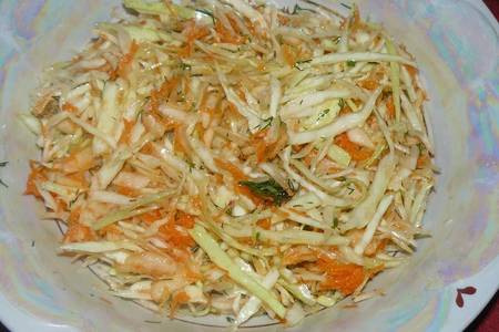 Фото к рецепту: Салат из белокочанной капусты с яблоком