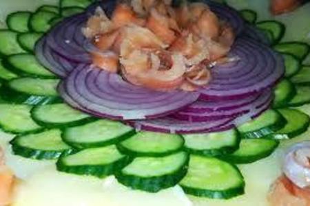 Фото к рецепту: Салат с красной рыбой 