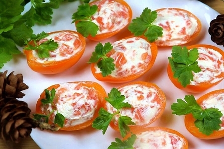 Фото к рецепту: Фаршированные помидоры с семгой и сыром