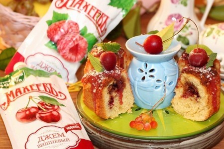 Ореховый пирог с вишневым джемом «махеевъ» «кусочки лета»