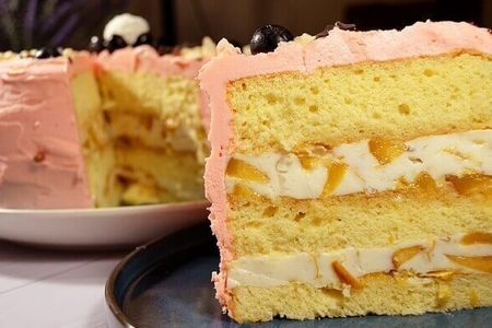 Бисквитный торт «витэлия» с кремом «пломбир» и йогуртово-фруктовой прослойкой 