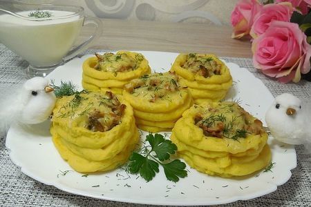 Фото к рецепту: Картофельные гнезда с начинкой