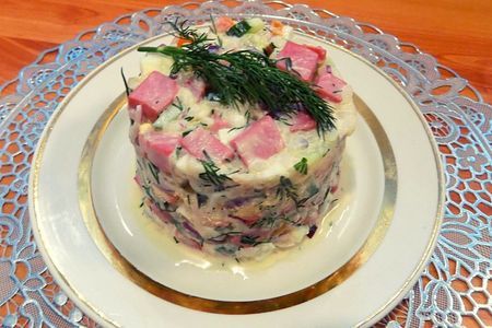 Салат с рисом яйцами и колбасой