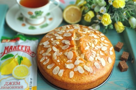 Фото к рецепту: Лимонно-миндальный пирог с джемом «махеевъ» «кусочки лета»