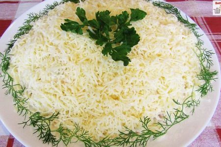 Слоеный салат с индейкой и сыром