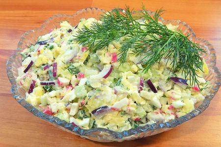 Салат из крабовых палочек с плавленным сыром и огурцом