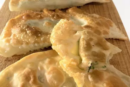 Чебуреки со шпинатом и сыром
