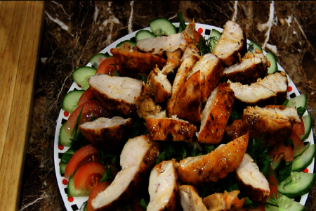 Фото к рецепту: Салат с куриной грудкой и овощами