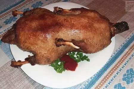 Сочная утка в винном маринаде в духовке