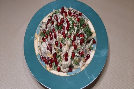 Фото к рецепту: Говяжий язык в орехово-сметанном соусе с чесноком, к новогоднему столу (кавказская кухня)